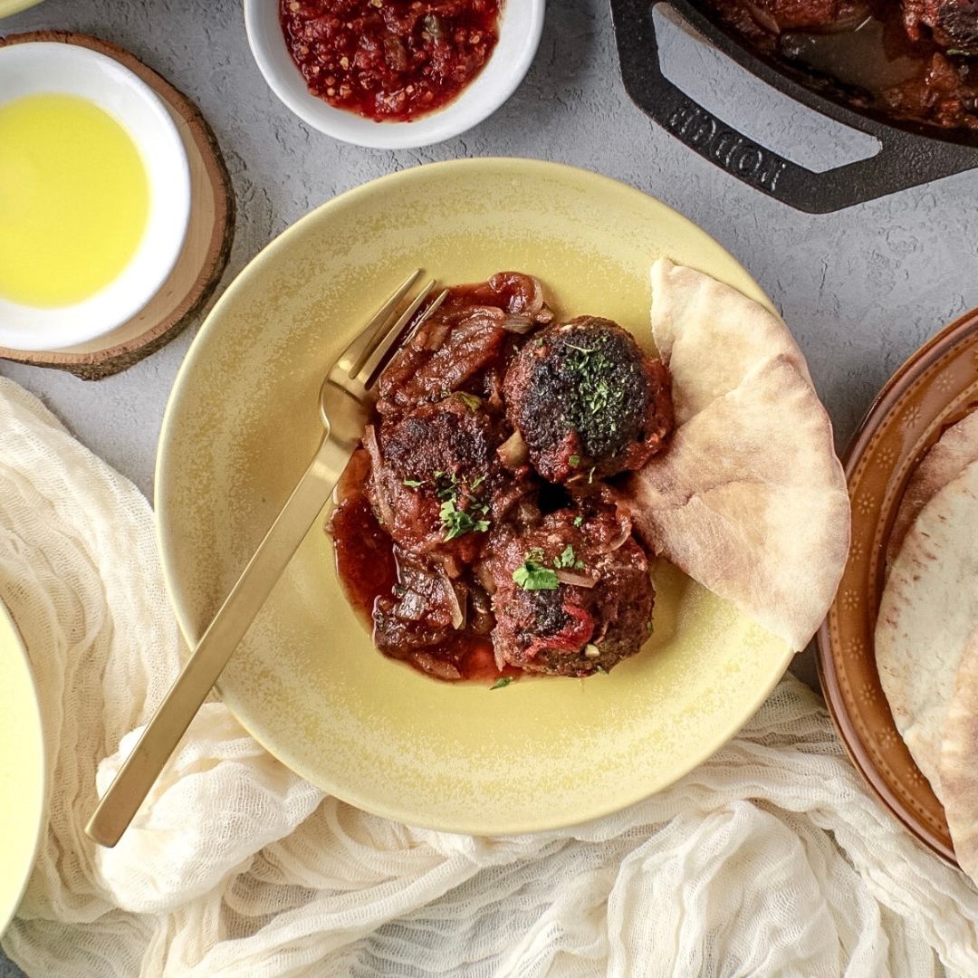 Meatballs on a plate with pita bread